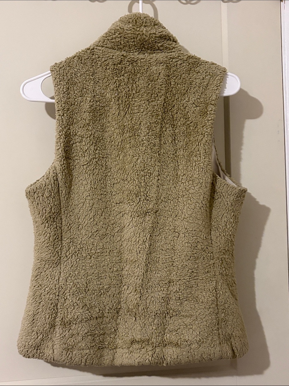 Patagonia Women’s Beige Sherpa Fleece Vest - Picture 3 of 3